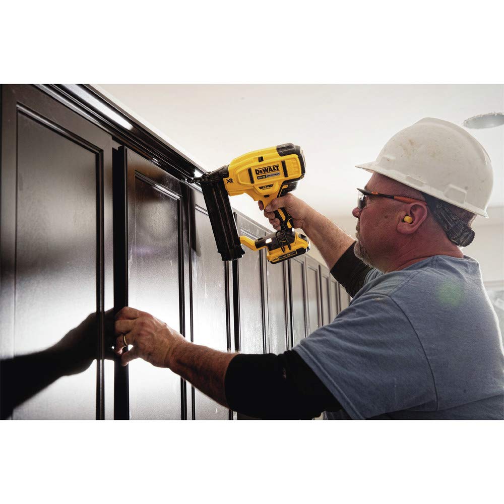 DEWALT 20V MAX* Cordless Brad Nailer Kit, 18GA (DCN680D1)